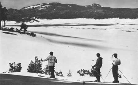 skiers in the Jemez Crater